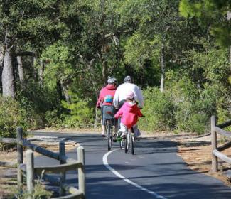 Family Rides bikes on Backcountry Trail