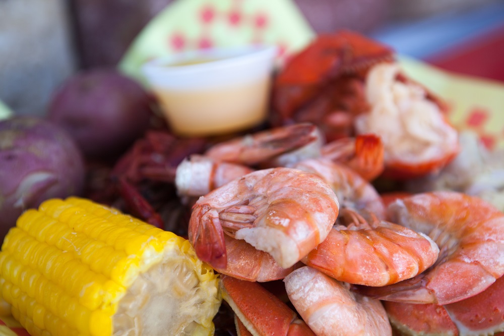 shrimp boil with corn and potatos
