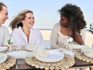beach picnic girlfriends