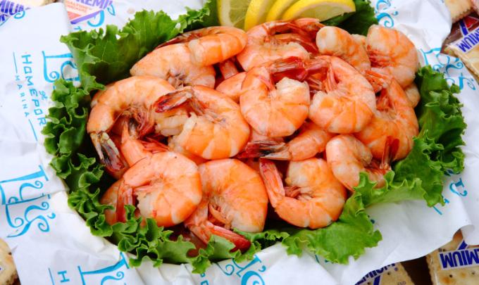 Plate of boiled shrimp with lemon