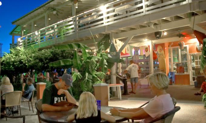 Outdoor dining in Orange Beach AL