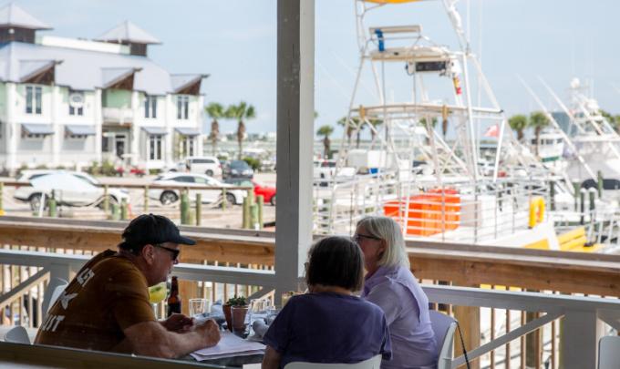La Play Orange Beach Al outdoor dining
