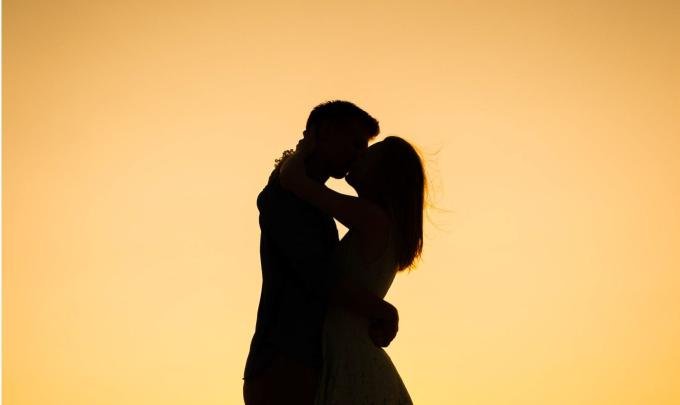 Couple kissing at sunset on Alabama's beaches
