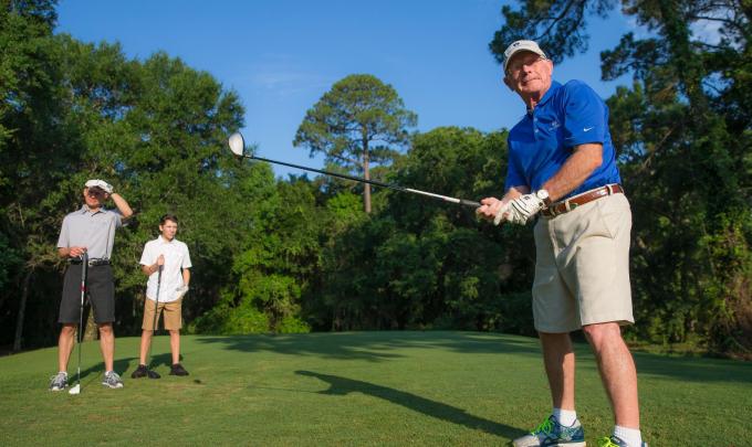 Family playing golf at Peninsula Golf and Racquet Club in Gulf Shores