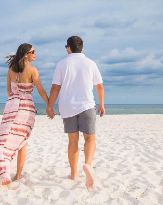 Couple on the beach in Gulf Shores and Orange Beach AL