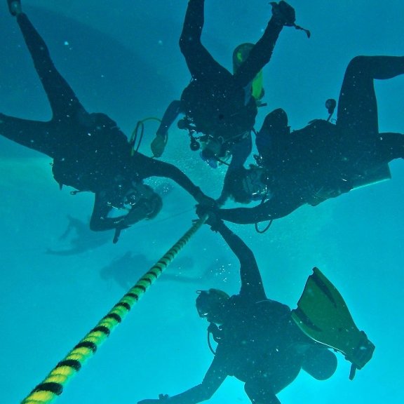 Divers descending to The LuLu scuba dive site in Gulf Shores