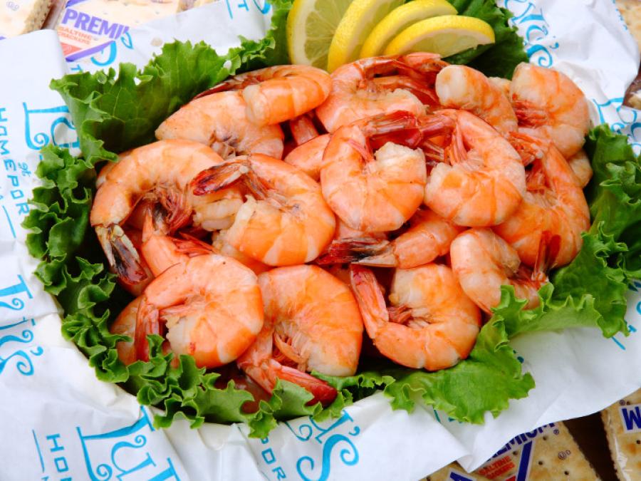 Plate of boiled shrimp with lemon