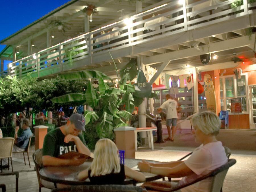 Outdoor dining in Orange Beach AL