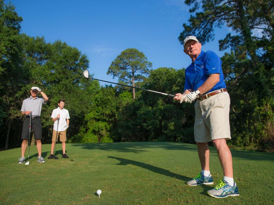 Family playing golf at Peninsula Golf and Racquet Club in Gulf Shores