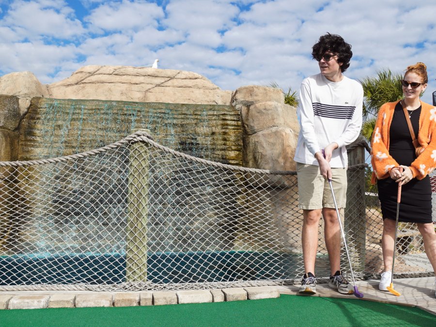 A couple playing at Beachside Mini Golf.