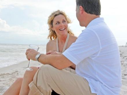 Couple has picnic on Alabama's Beaches