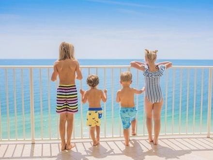 kids on balcony in Orange Beach