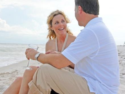 Couple has picnic on Alabama's Beaches
