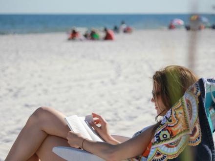 Чтение книг на пляже