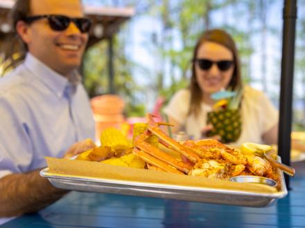 GTs on the Bay outdoor dining