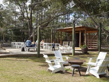 Outdoor dining at Woodside Restaurant in Gulf State Park
