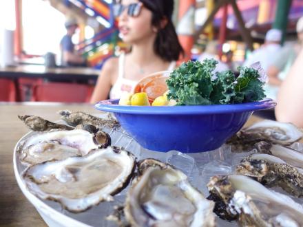 a plate of raw oysters on ice at Tacky Jacks waterfront restaurant