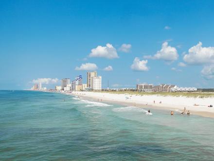 scenic view of the white sand beaches and turquoise water of Gulf Shore