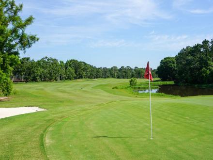 bright green coastal golf course on Alabama's Beaches