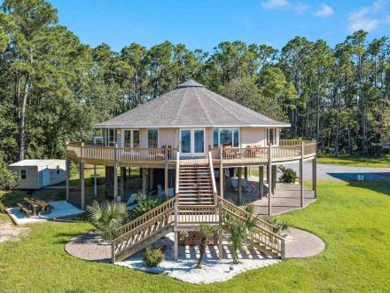 Round House waterfront vacation rental near Peninsula Golf & Racquet Club in Fort Morgan
