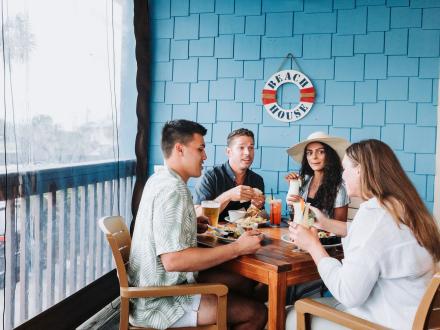 Friends dining on the patio at Beach House Kitchen & Cocktails seafood restaurant in Gulf Shores