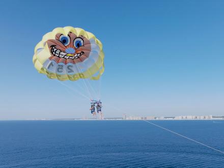 couple parasailing over the Gulf in orange beach