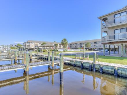 Pier and boat dock at Casa Del Marina waterfront condos in Orange Beach
