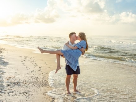 Couples' photos on the beach at sunset