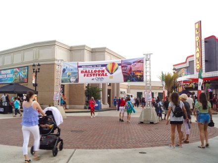 Crowd at downtown own during hot air balloon fest