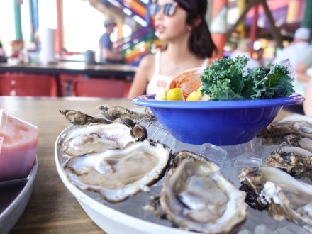 a plate of raw oysters on ice at Tacky Jacks waterfront restaurant