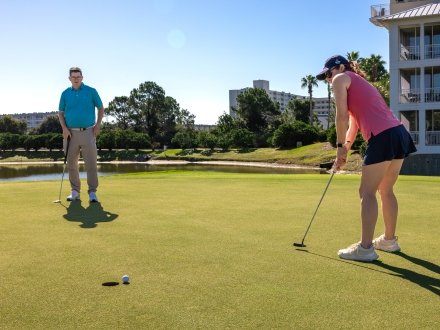 Woman putting on Kiva Dunes Golf Resort in Fort Morgan