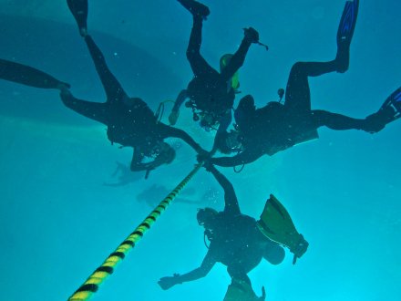 Divers descending a boat to The LuLu dive site in Orange Beach