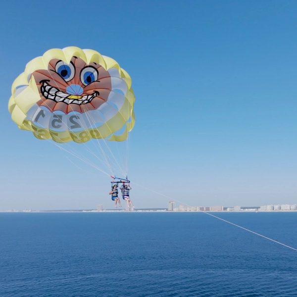 couple parasailing over the Gulf in orange beach