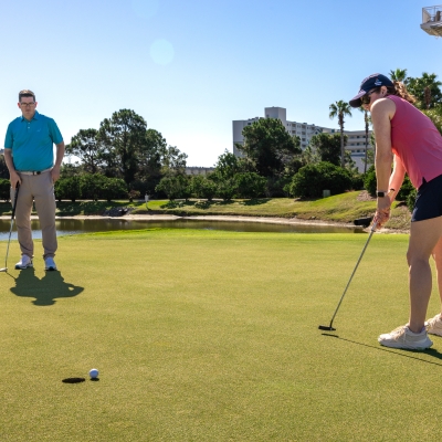 Woman putting on Kiva Dunes Golf Resort in Fort Morgan
