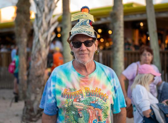 parrothead at lulu's restaurant during meeting of the minds