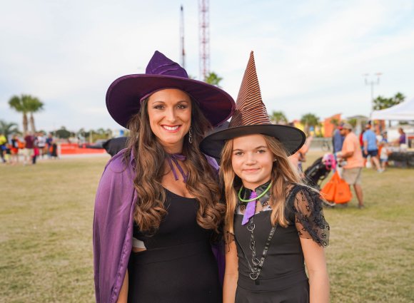 Halloween mom and daughter dressed up