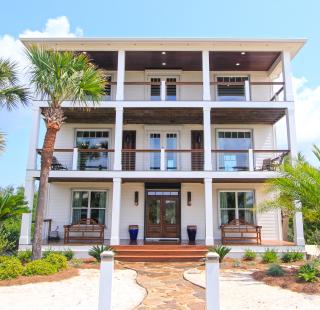 Charming beach house in Fort Morgan, Alabama, just steps away from the Gulf